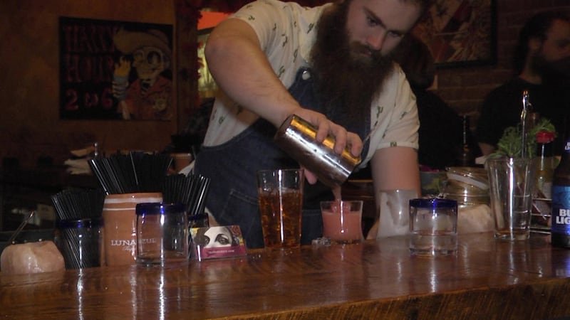 A bartender pouring drinks at El Bebedero.